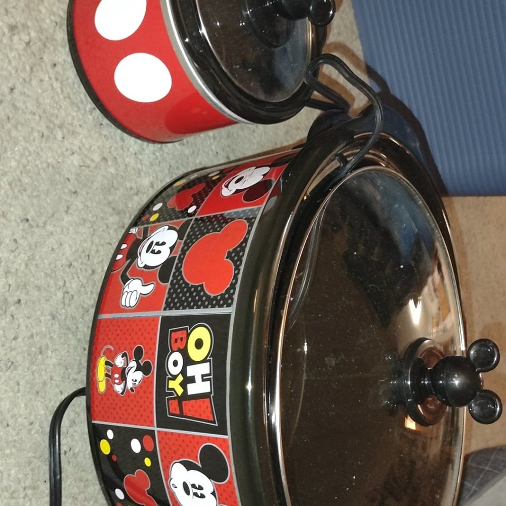 Disney Minnie mouse crockpot set.